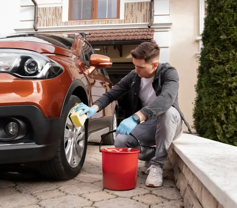 Lavage auto à domicile Moudeyres : professionnel intervenant sur un véhicule